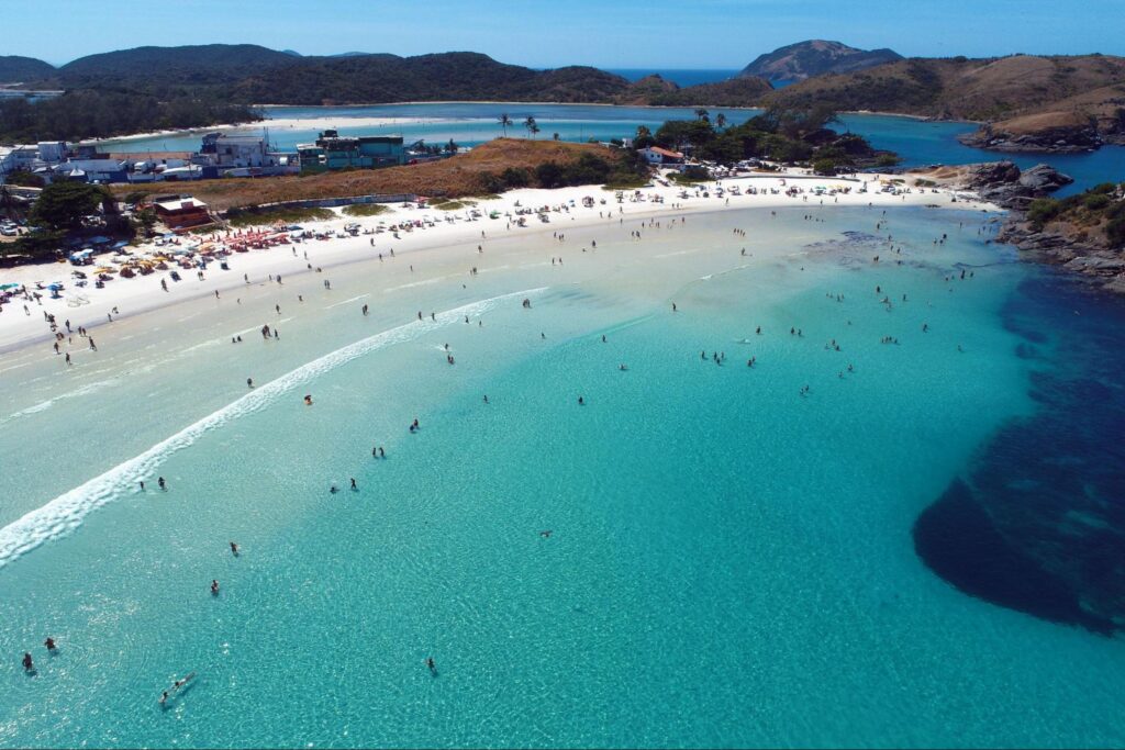 Vista aérea de uma praia em Cabo Frio, Rio de Janeiro.