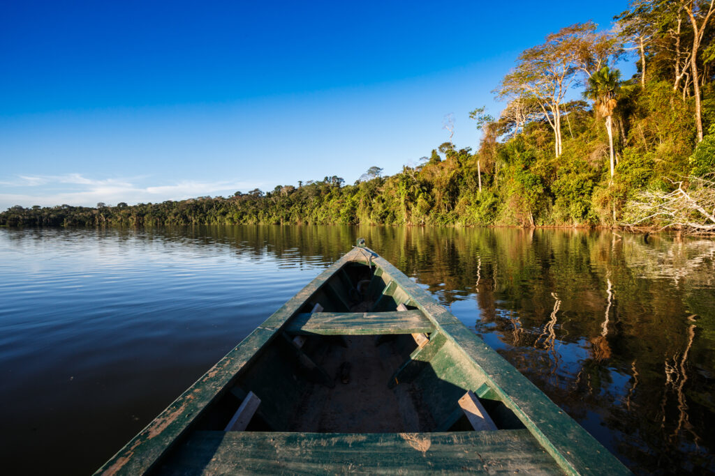 Vista de um barco de pesca que contorna a beira do rio amazonas
