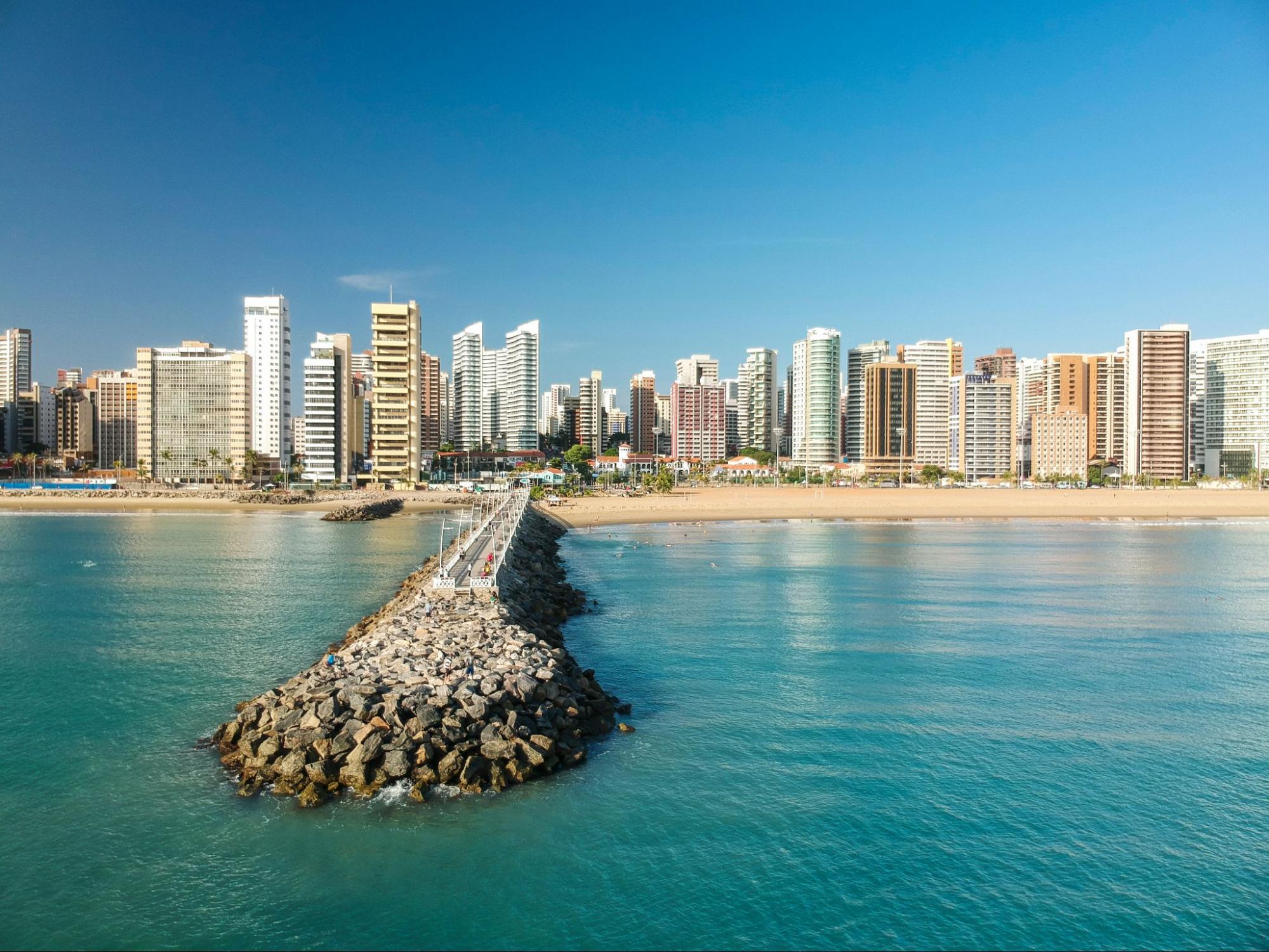 Vista aérea da orla de uma praia em Fortaleza (CE).