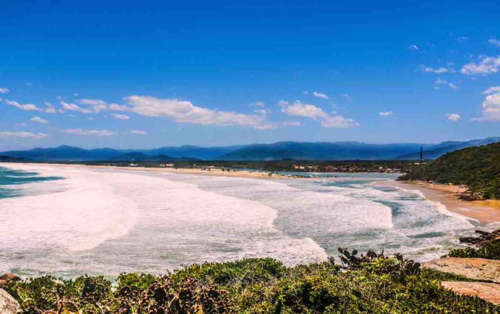 Praia da Guarda do Embaú uma das melhores do litoral Catarinense