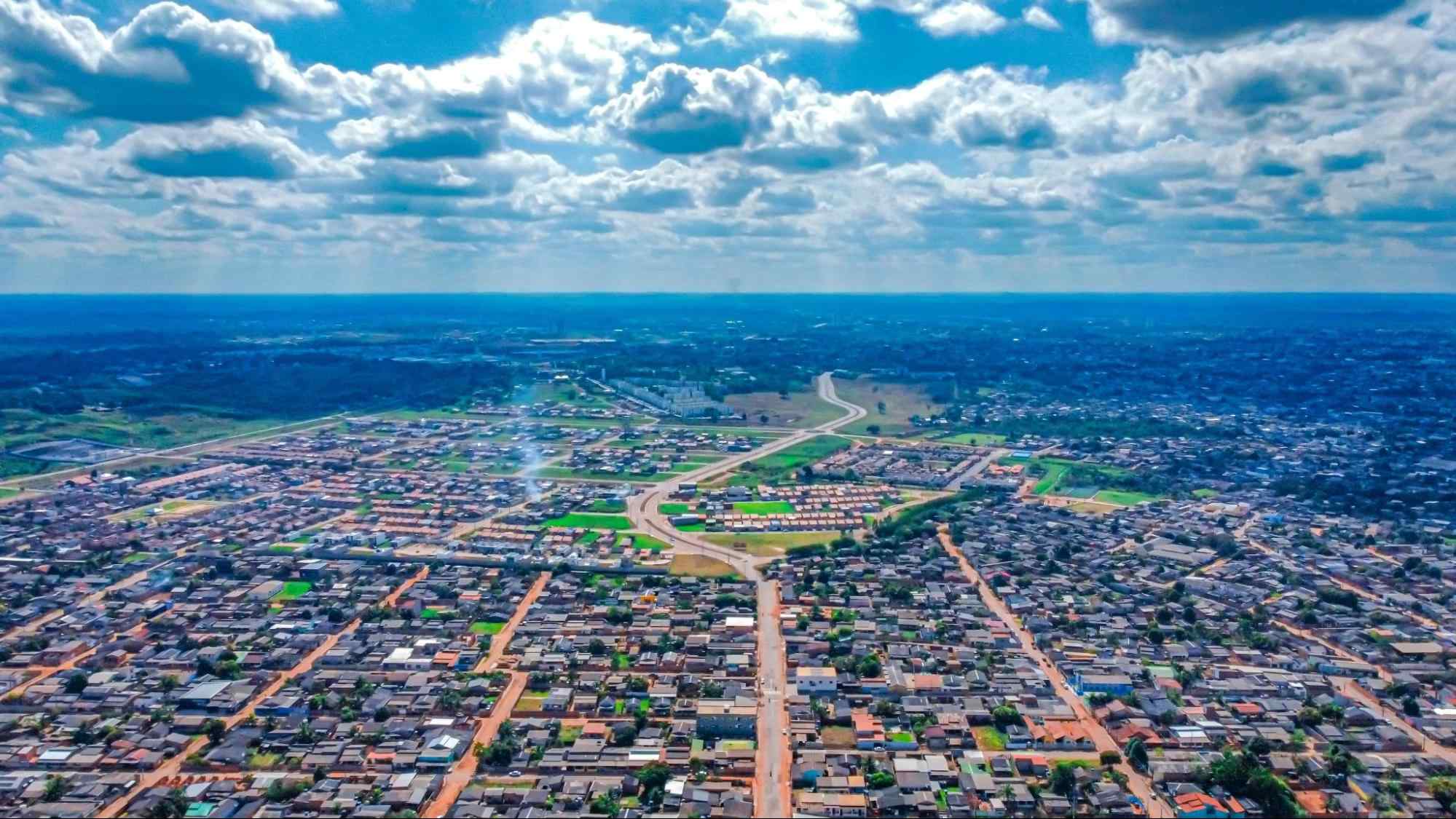 Vista aérea de Rio Branco. A paisagem urbana tem principalmente construções baixas, agrupadas em quarteirões bem divididos por longas avenidas