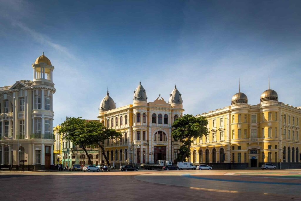 Construções antigas ao redor da Praça do Marco Zero, em Recife. São prédios de três andares, com fachadas em amarelo e branco, que lembram o estilo arquitetônico holandês do século 17.
