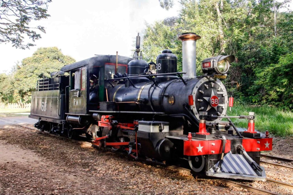 Locomotiva Maria Fumaça preta com detalhes em vermelho e que serve de transporte de São João del Rei para Tiradentes, e vice-versa.
