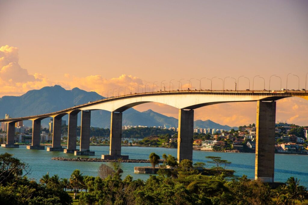 Terceira Ponte, estrutura de pedra que passa por cima do mar e conecta Vitória à cidade de Vila Velha