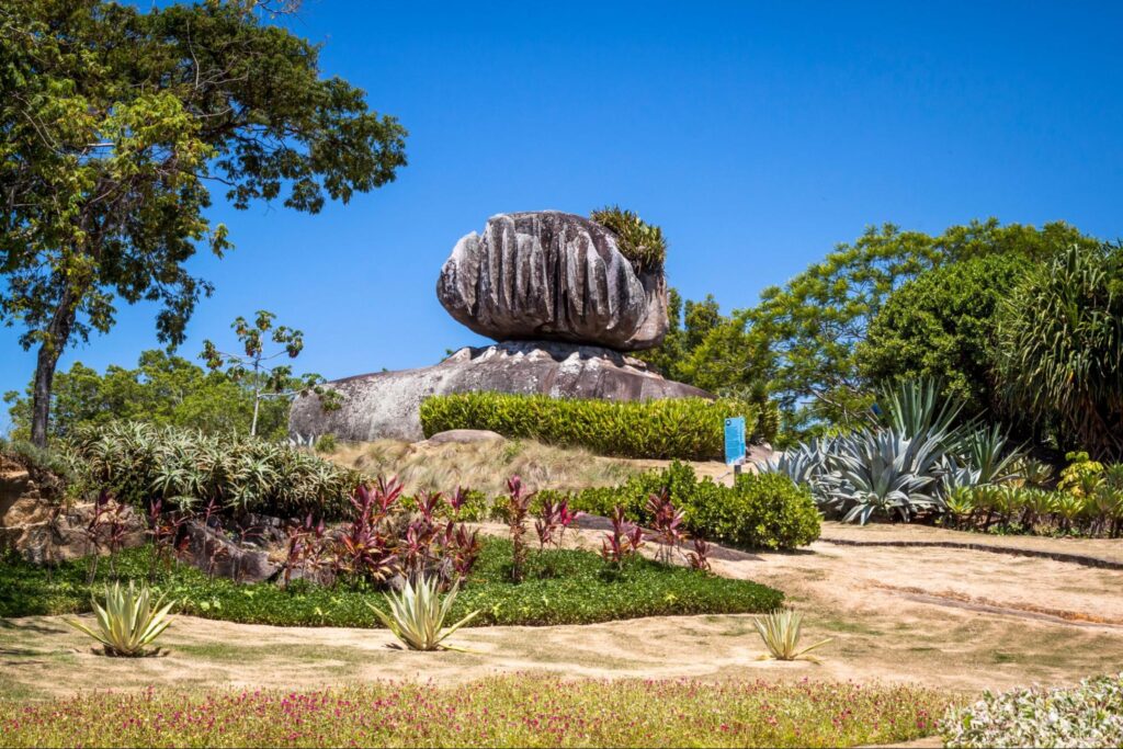 Pedra da Cebola, um dos principais pontos turísticos de Vitória. É grande uma rocha circular que se equilibra no topo de outra pedra. Ao redor, aparecem várias espécies da vegetação nativa