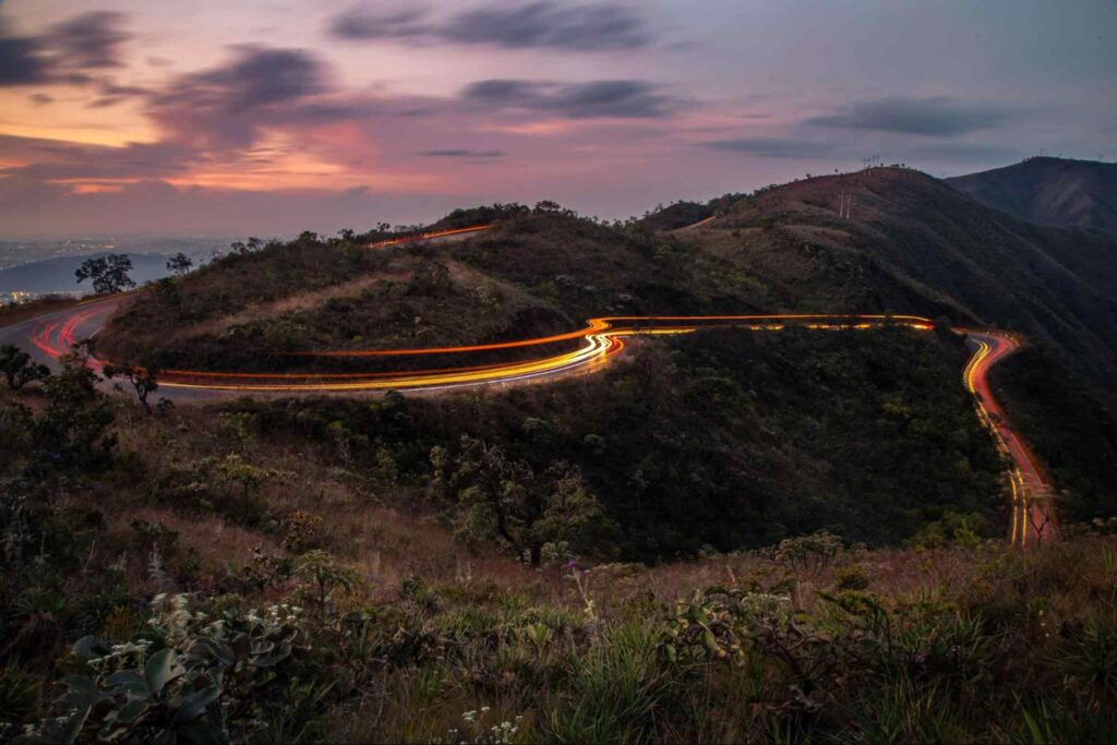 Imagem de estrada em meio à natureza, representando parte do caminho até Betim MG.