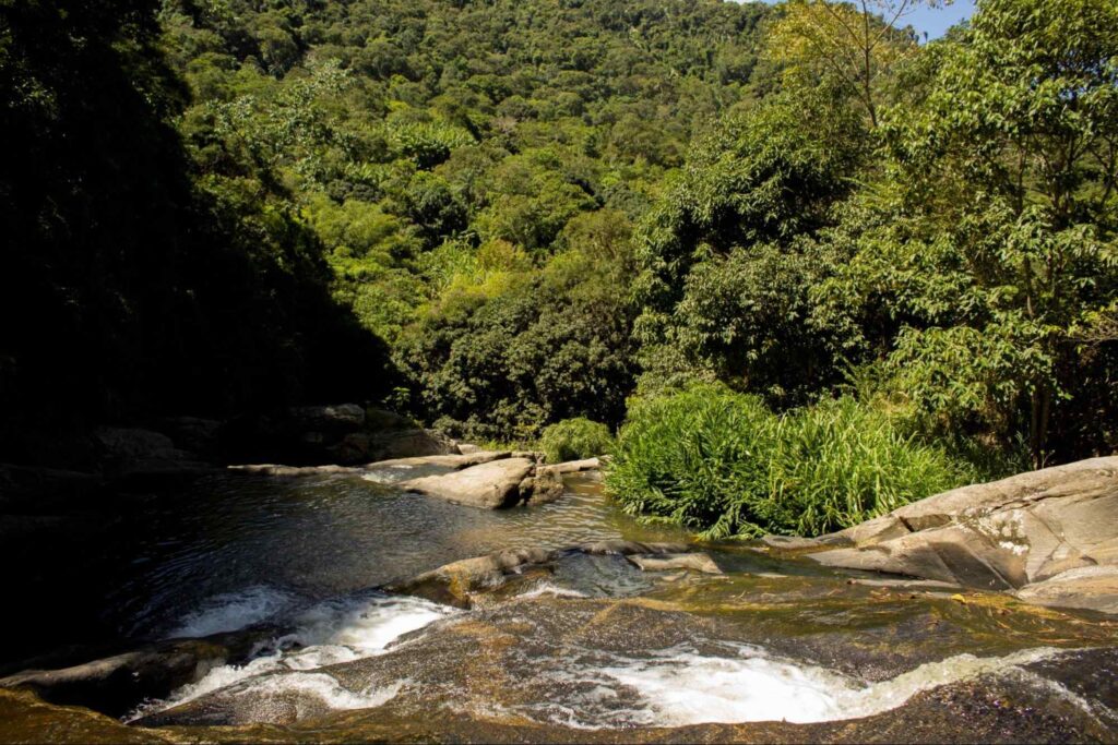 Vista do topo de uma pequena cachoeira na Serra da Ibiapaba, com a mata nativa ao fundo