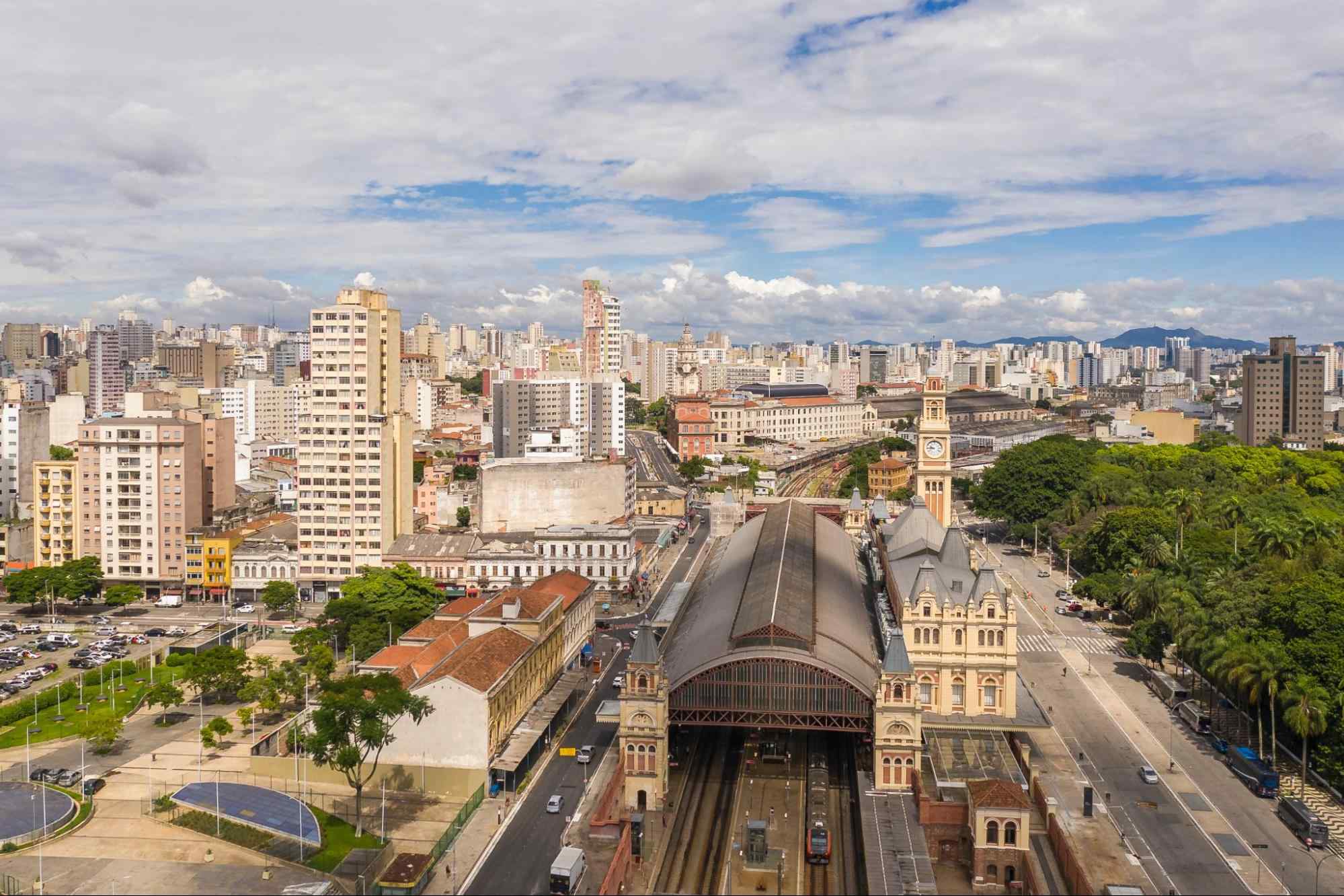 Na foto produzida nesta quinta-feira (09) a famosa rua de comércio José  Paulino localizada no bairro do Bom Retiro, região central da cidade de São  Paulo (SP) durante a noite com suas