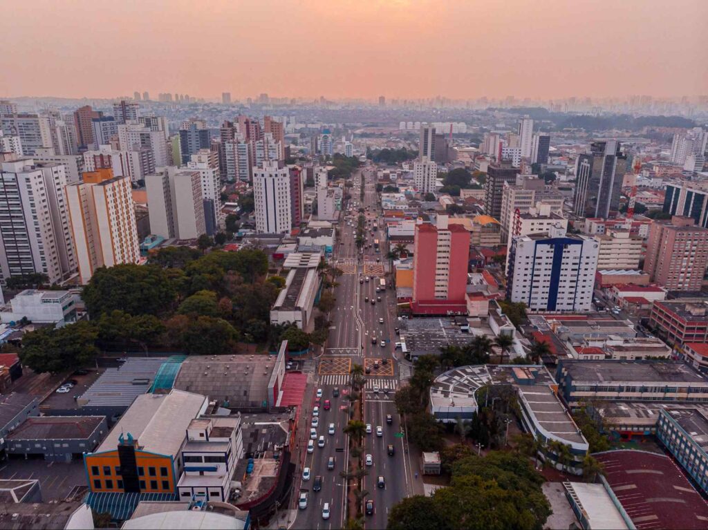 Vista aérea de São Caetano do Sul. No centro, vê-se as vias largas da Avenida Goiás, por veículos nos dois sentidos. Ao redor, aparecem prédios de tamanhos e cores diversas.