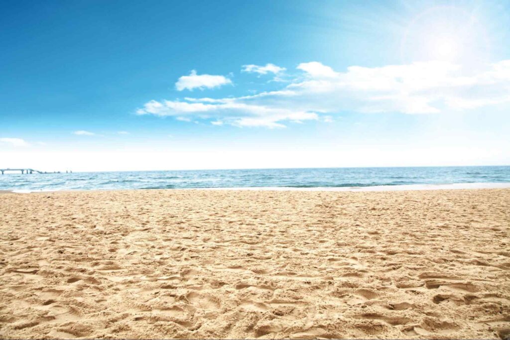 Paisagem de praia em belo dia de céu azul, representando as belas praias e paisagens de São Gonçalo do Amarante CE.