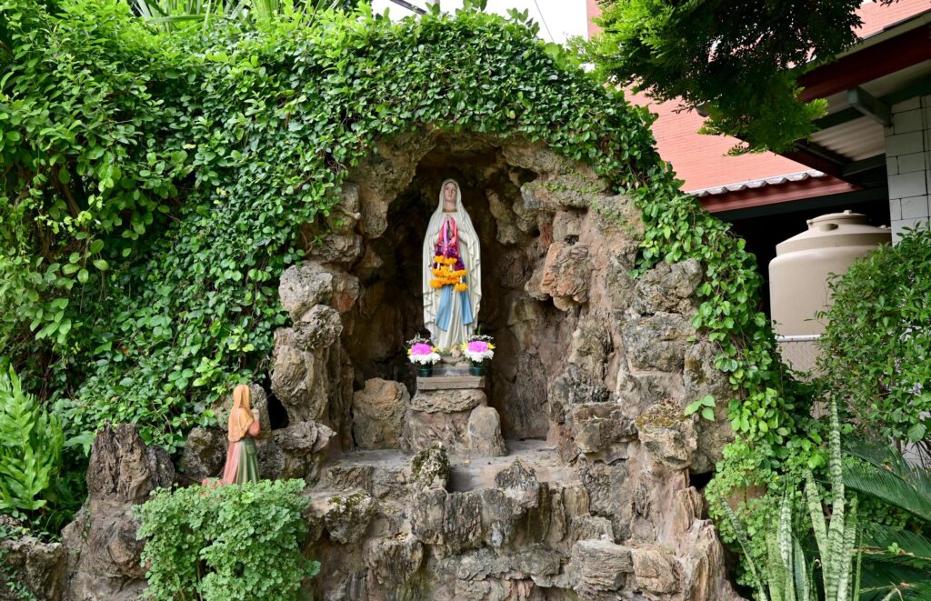 Imagem de Nossa Senhora de Nazaré em um pequeno altar de pedra