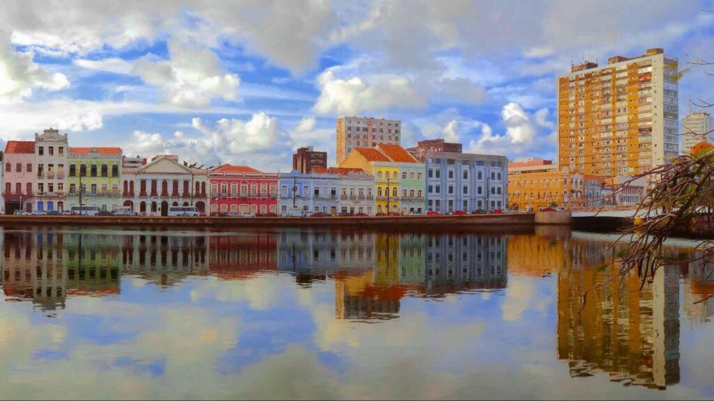 Imagem panorâmica da Rua Aurora, em Recife, com prédios coloridos de tamanhos diversos