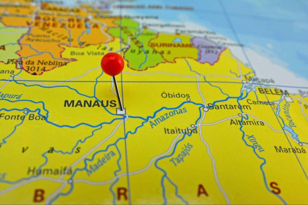 Alfinete marcando a localização de Manaus em um mapa colorido.
