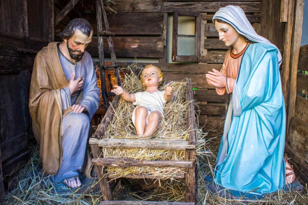 Presépio natalino, com estrutura de madeira e estátuas coloridas que representam a cena bíblica do nascimento de Jesus Cristo