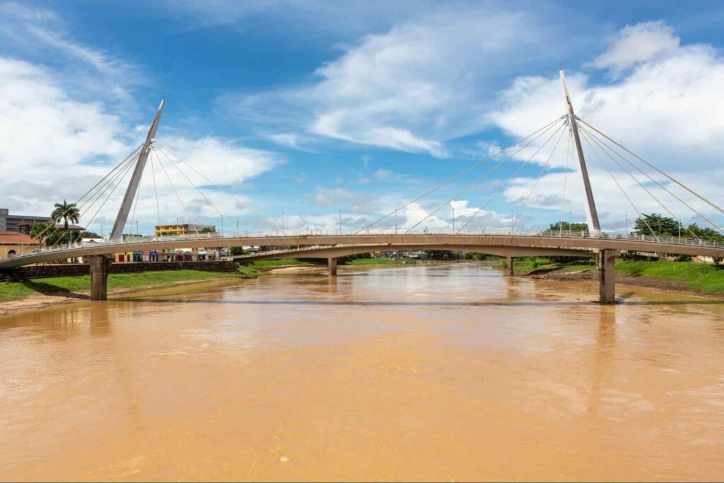 Passarela Joaquim Macedo, ponte com enormes colunas e fios de aço estendida sobre o Rio Acre