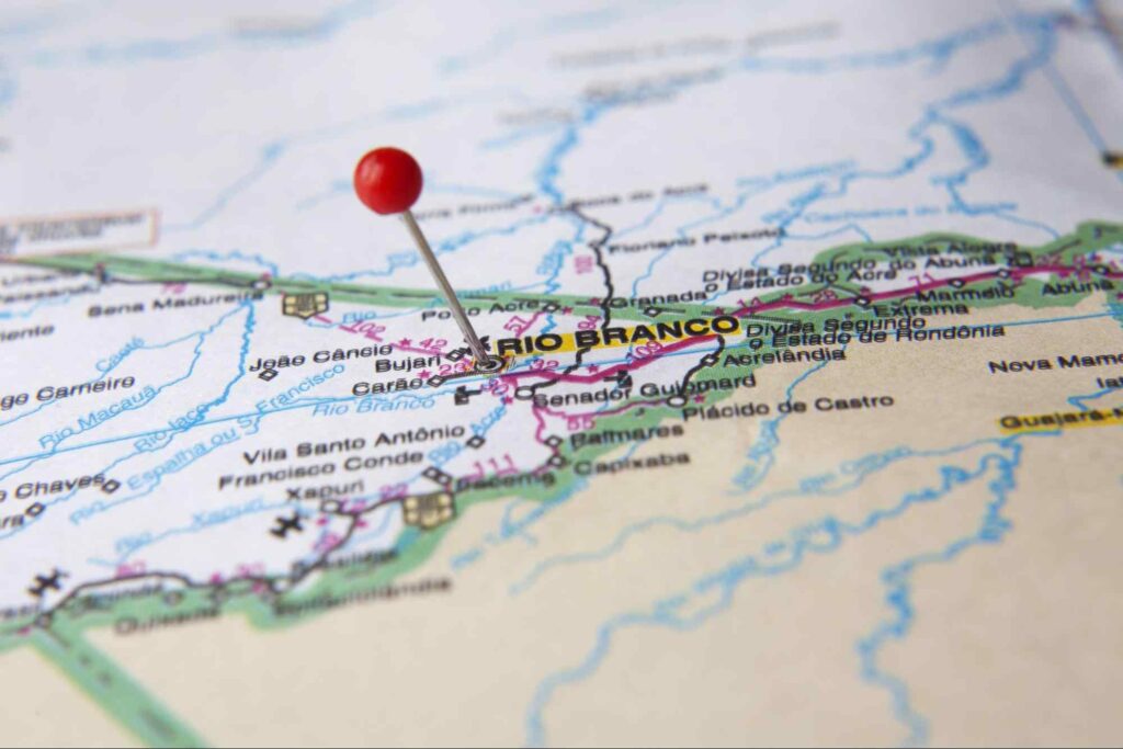 Alfinete vermelho marcando a localização de Rio Branco em um mapa colorido
