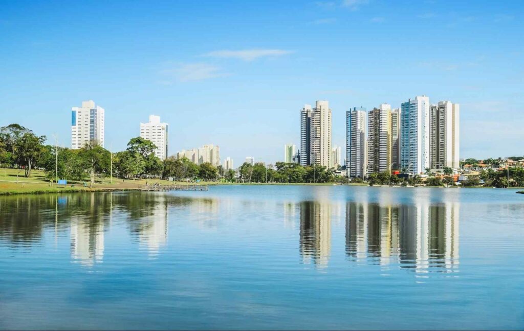 Lagoa do Parque das Nações indígenas, em Campo Grande. Em segundo plano estão alguns prédios da cidade