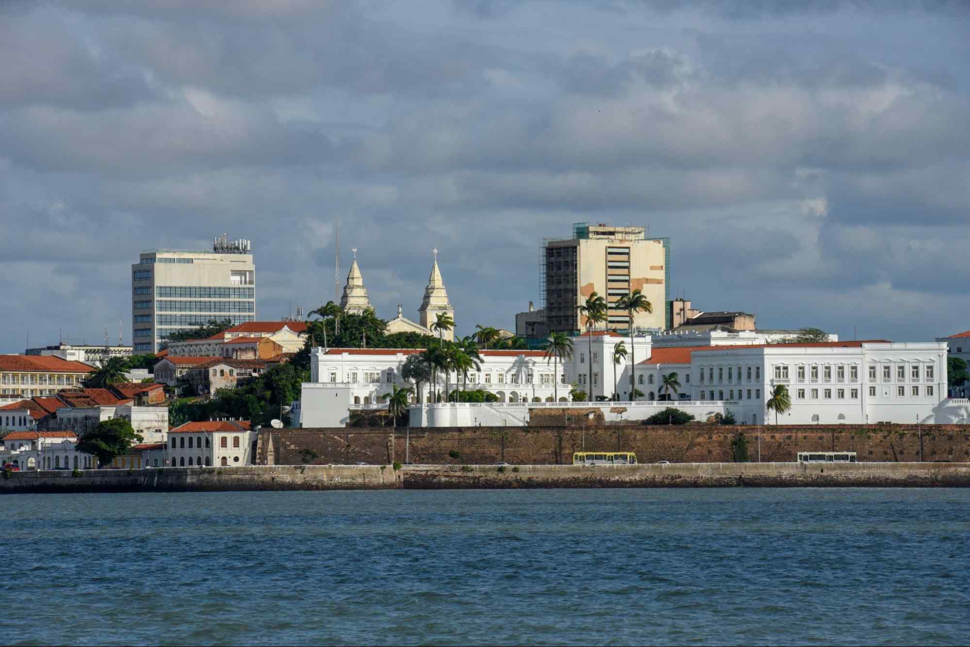 Vista da costa de São Luís, MA. É possível ver uma parte do mar e, depois dele, as construções coloniais do Centro Histórico