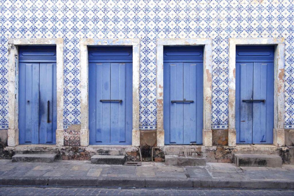 Antiga construção com fachada decorada de azulejos portugueses em branco e azul, no Centro de São Luís