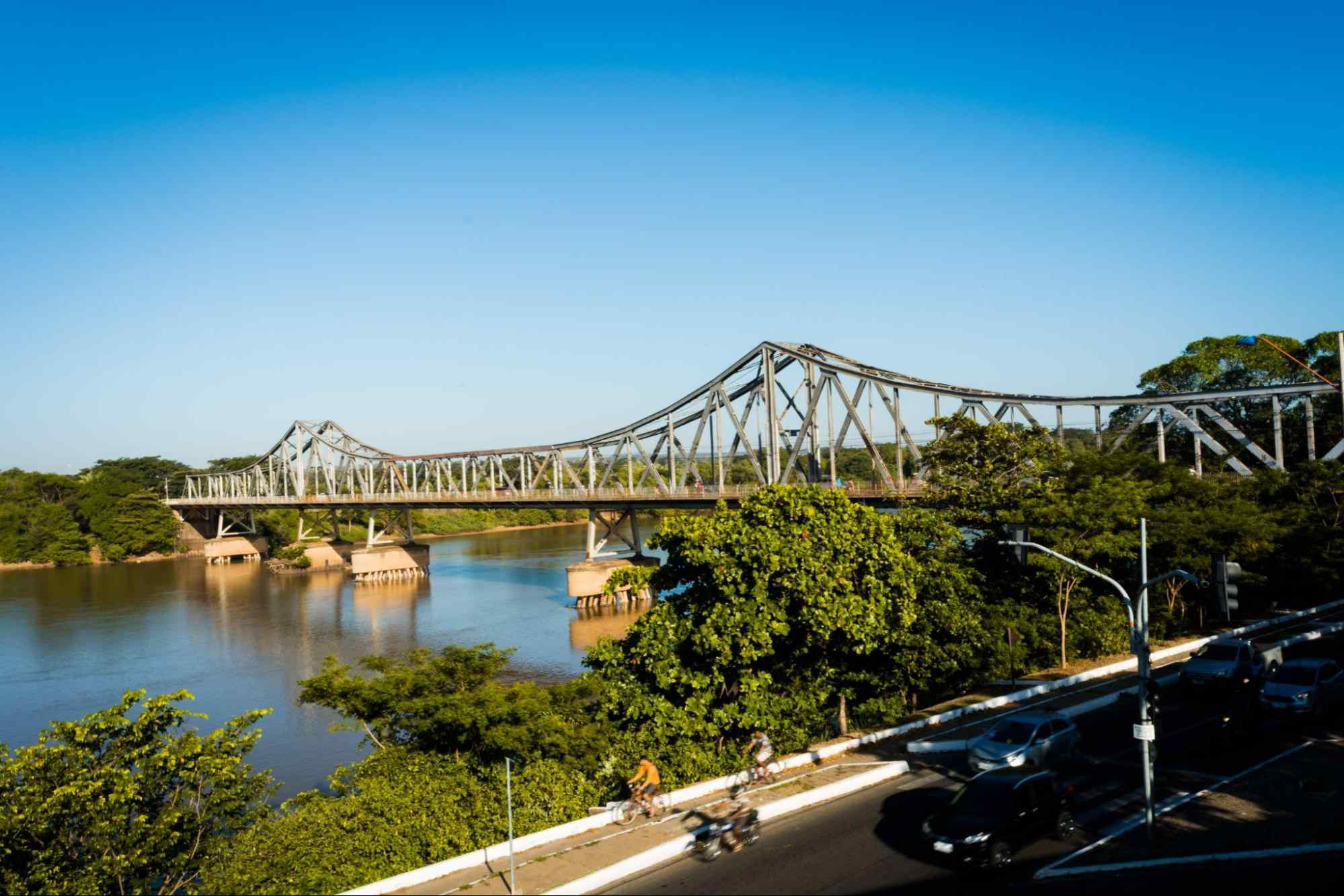 Foto de ponte que liga a cidade de Timon a Teresina. Dia ensolarado, céu azul e limpo.