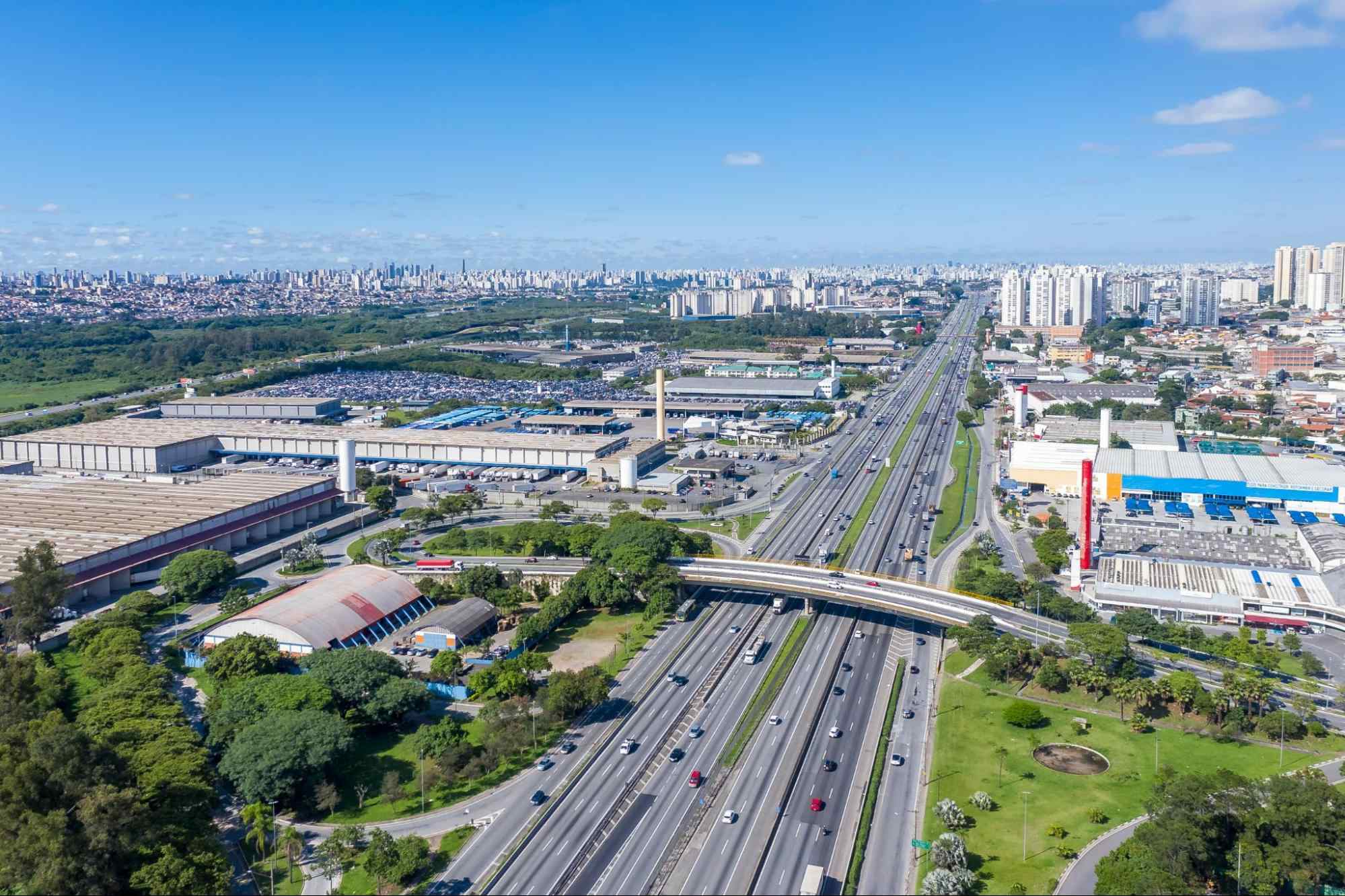 Imagem aérea da cidade de Guarulhos, com a rodovia Presidente Dutra em destaque, centralizada na imagem