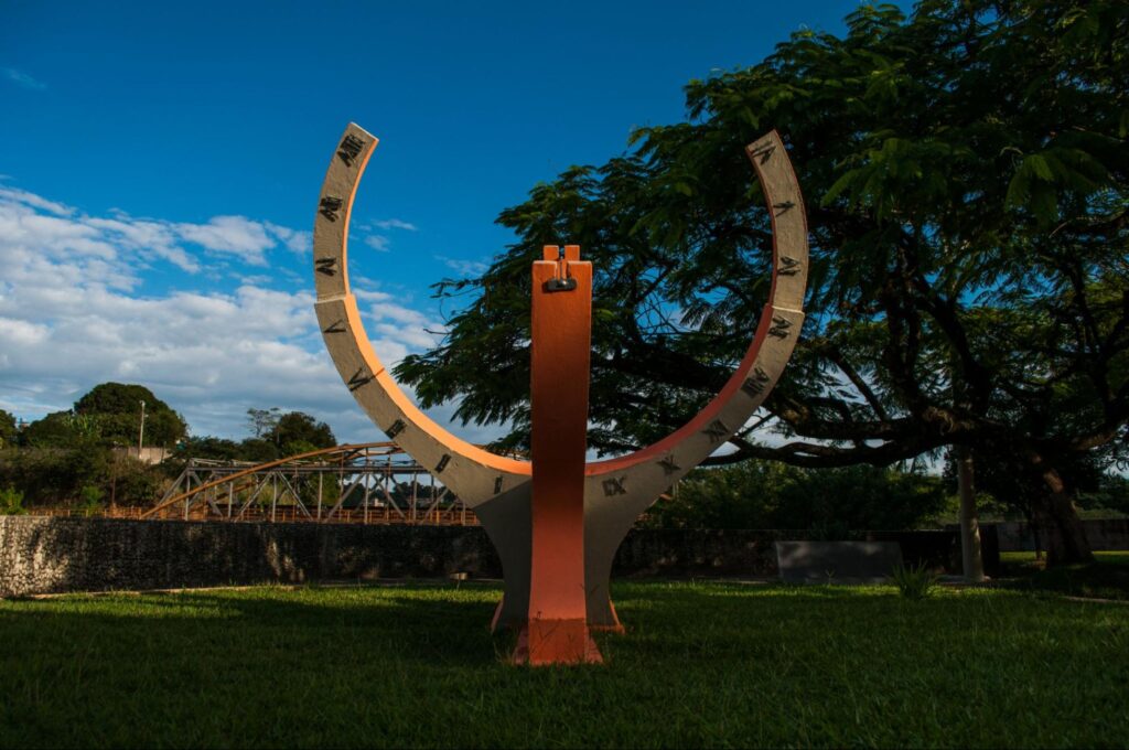 Relógio do Sol em Divinópolis MG. Escultura em forma de ferradura apontada para cima com os números romanos para indicar as horas.