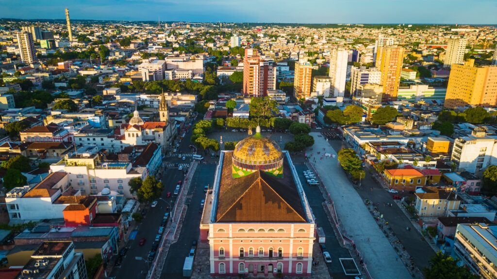 Vista panorâmica da cidade de Manaus com o Teatro Amazonas no centro
