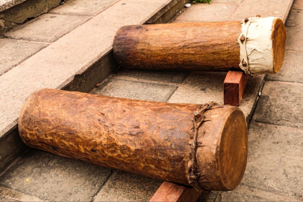 Tambores usado no Tambor de Crioula apoiados no chão por alguns suportes de madeira