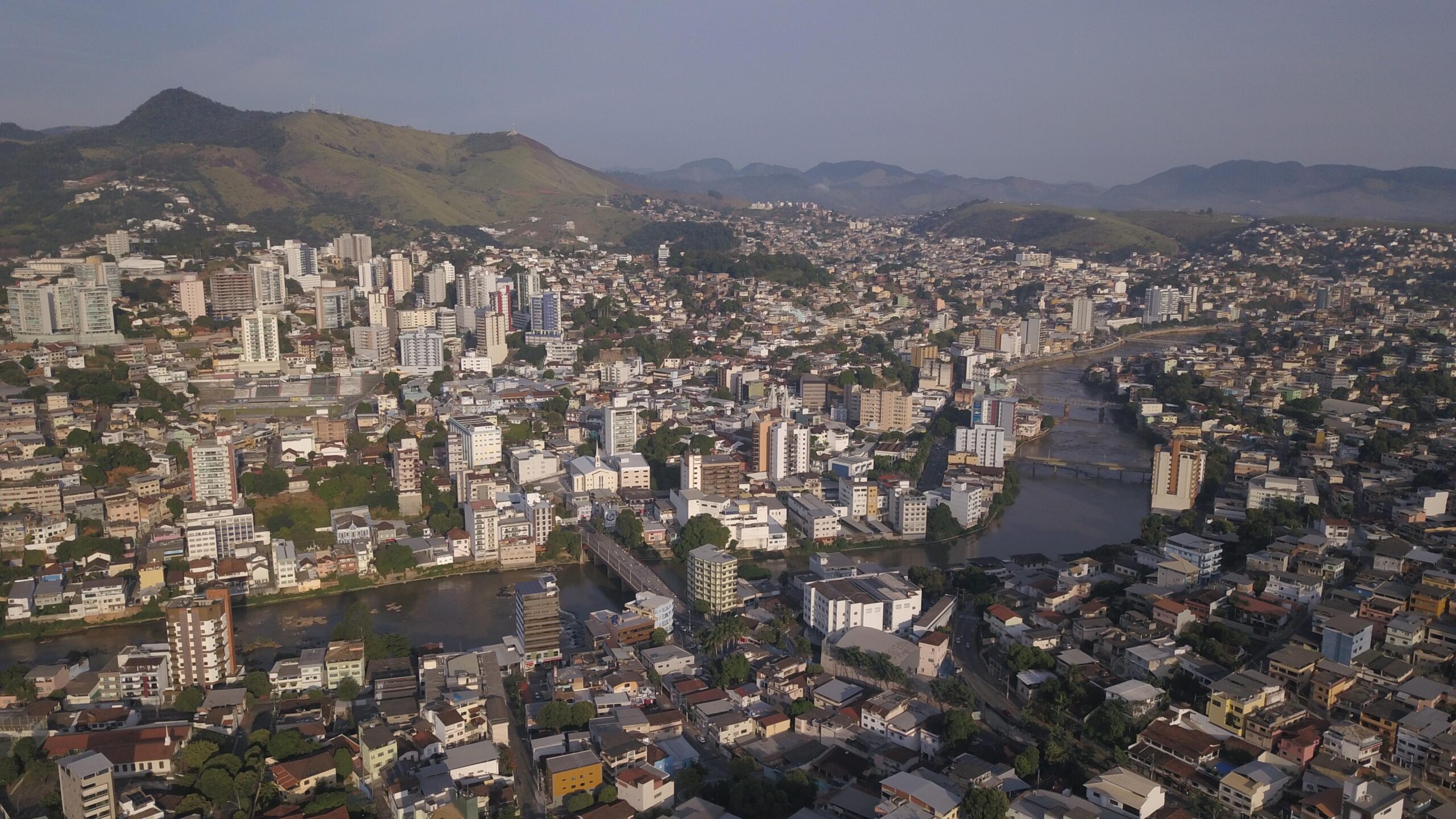 Visão aérea de Cachoeiro de Itapemirim, com a cidade dividida separada pelo rio