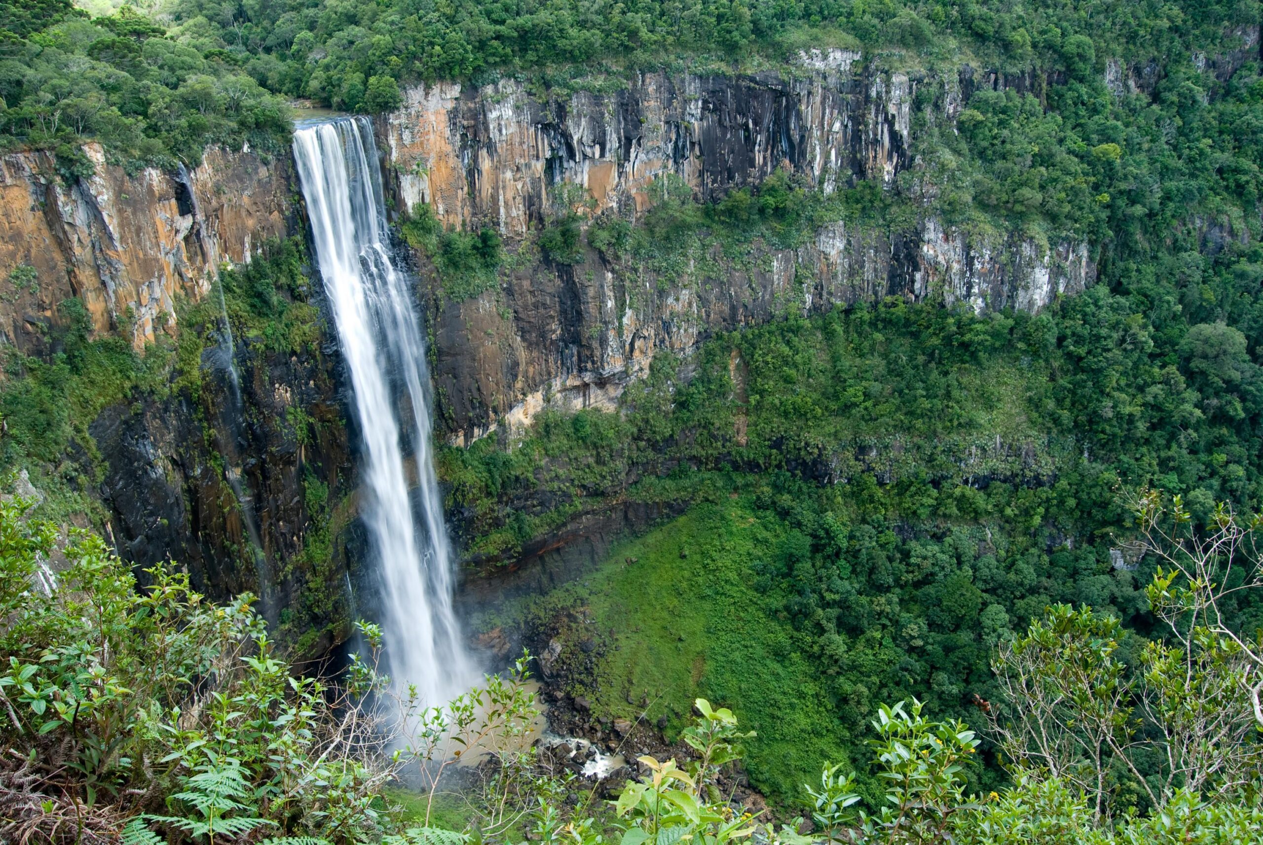 Imagem aérea com a queda d'água de Salto São Francisco, Guarapuava