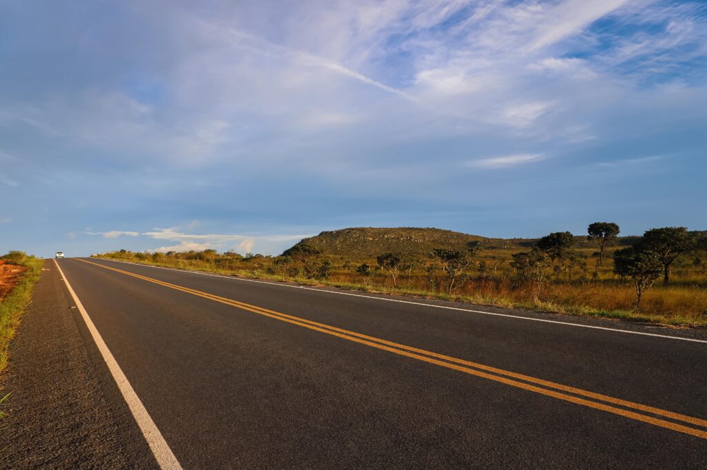 Estrada que segue com a paisagem de cerrado pelo meio do estado de Goiás