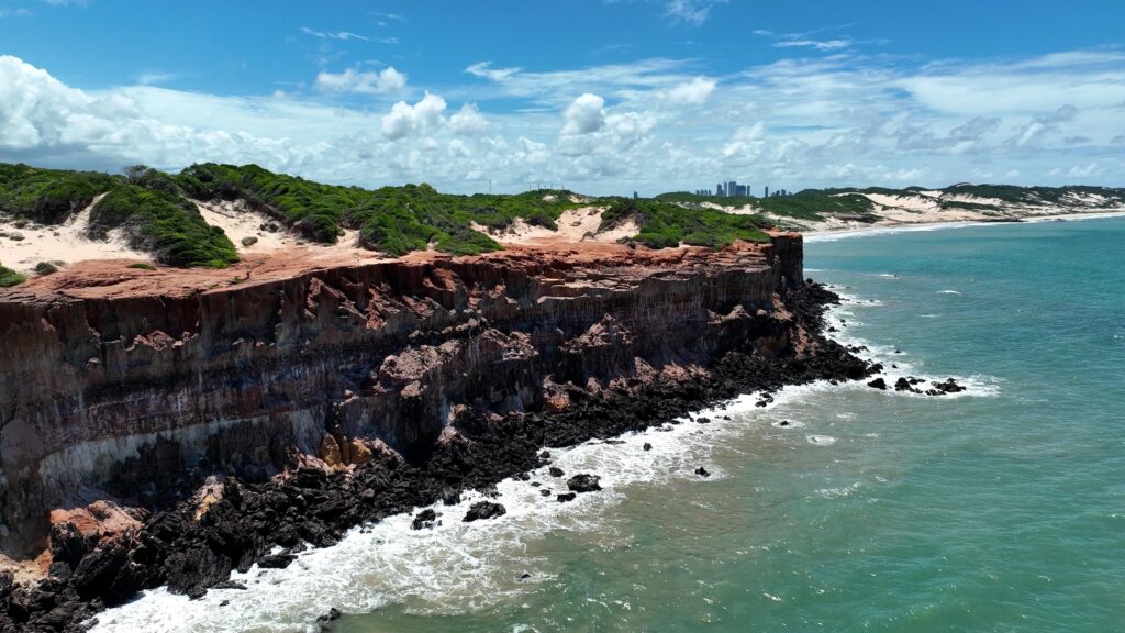 Falésias que formam um penhasco na Praia do Cotovelo, em Parnamirim.