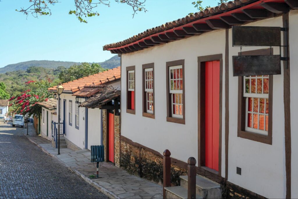 Casas coloniais em uma rua com paralelepípedos em Pirenópolis.