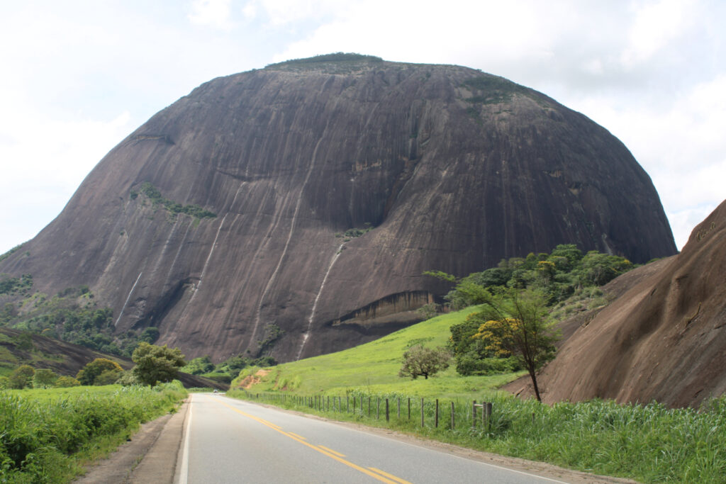 Estrada que liga Teófilo Otoni ao restante do interior de Minas Gerais, com a paisagem de uma montanha ao fundo