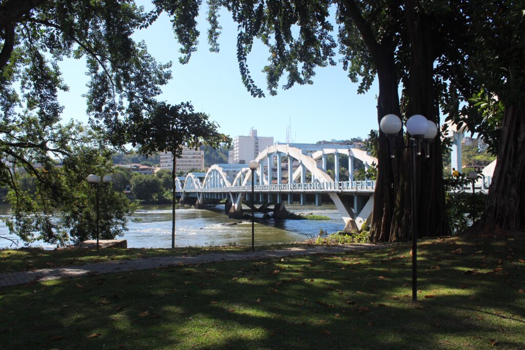 Vista da Ponte de Barra Mansa, vista de um parque arborizado