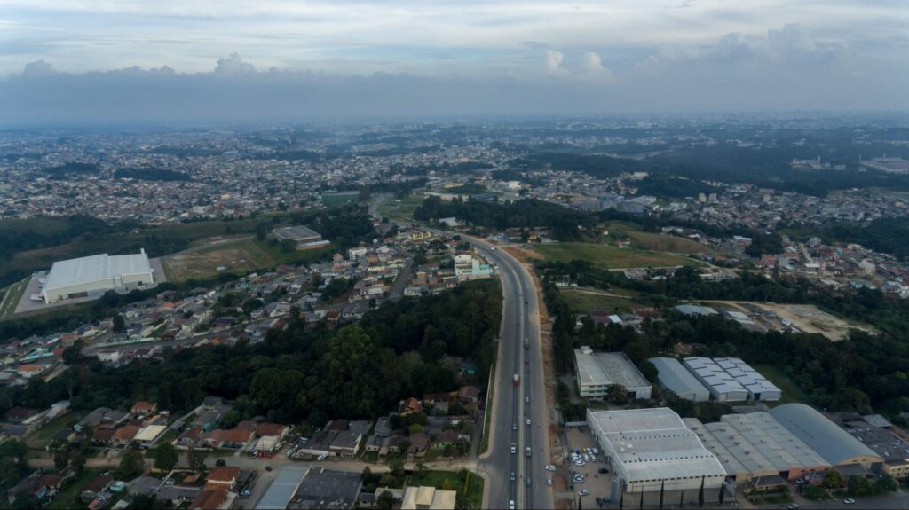 Vista aérea panorâmica da cidade de Colombo PR. Rodovia que liga a cidade metropolitana à Curitiba centralizada na imagem