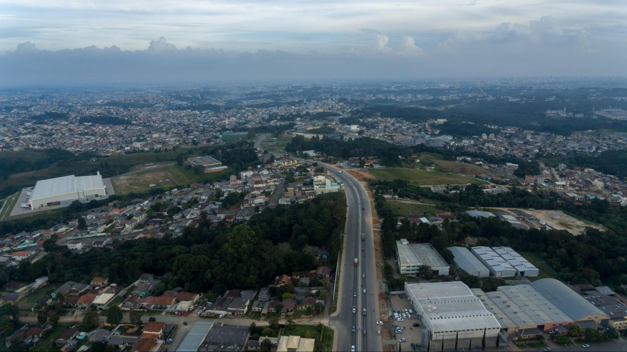 Vista aérea panorâmica da cidade de Colombo PR. Rodovia que liga a cidade metropolitana à Curitiba centralizada na imagem