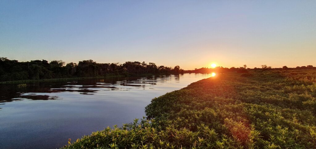 Pôr do sol no horizonte e o rio que passa por Cáceres, MT