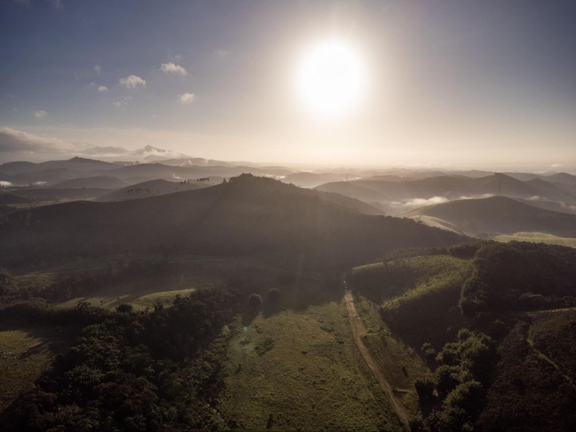 Pôr do sol por entre as montanhas em Itaporanga