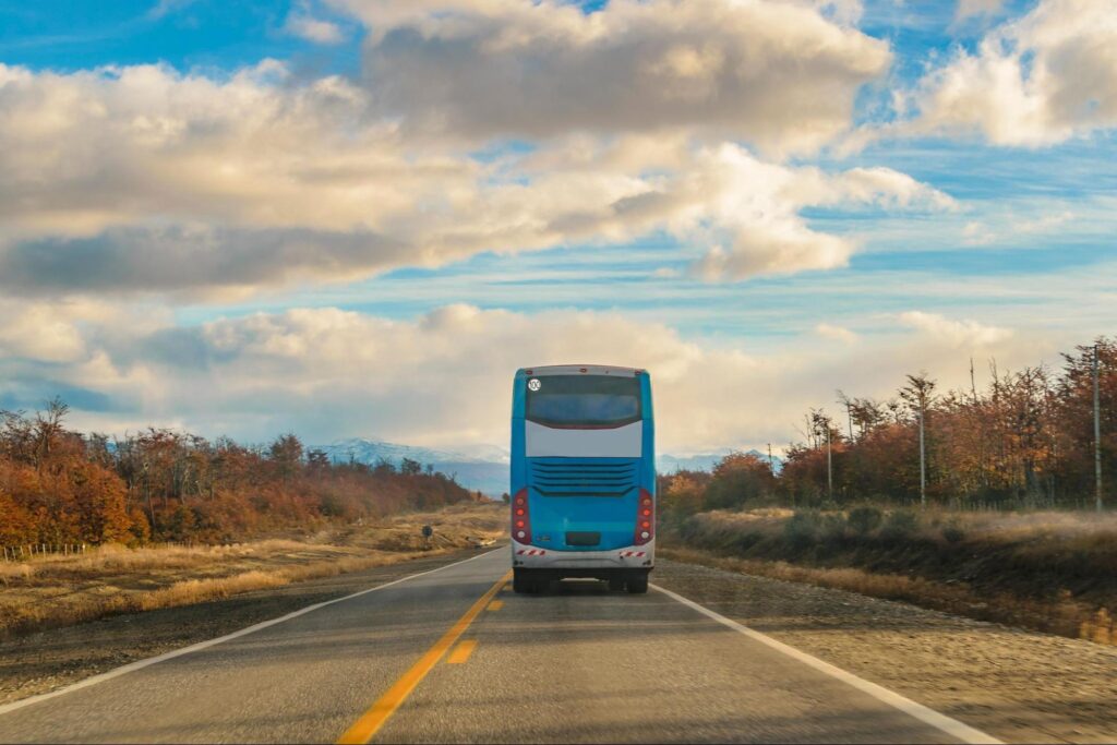 Parte de trás de um ônibus em um rodovia na Bahia