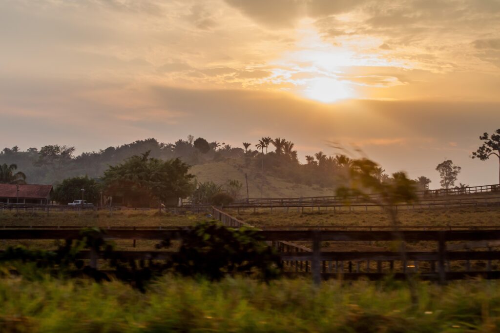 Misão panorâmica de um cenário de montanha em Rondônia