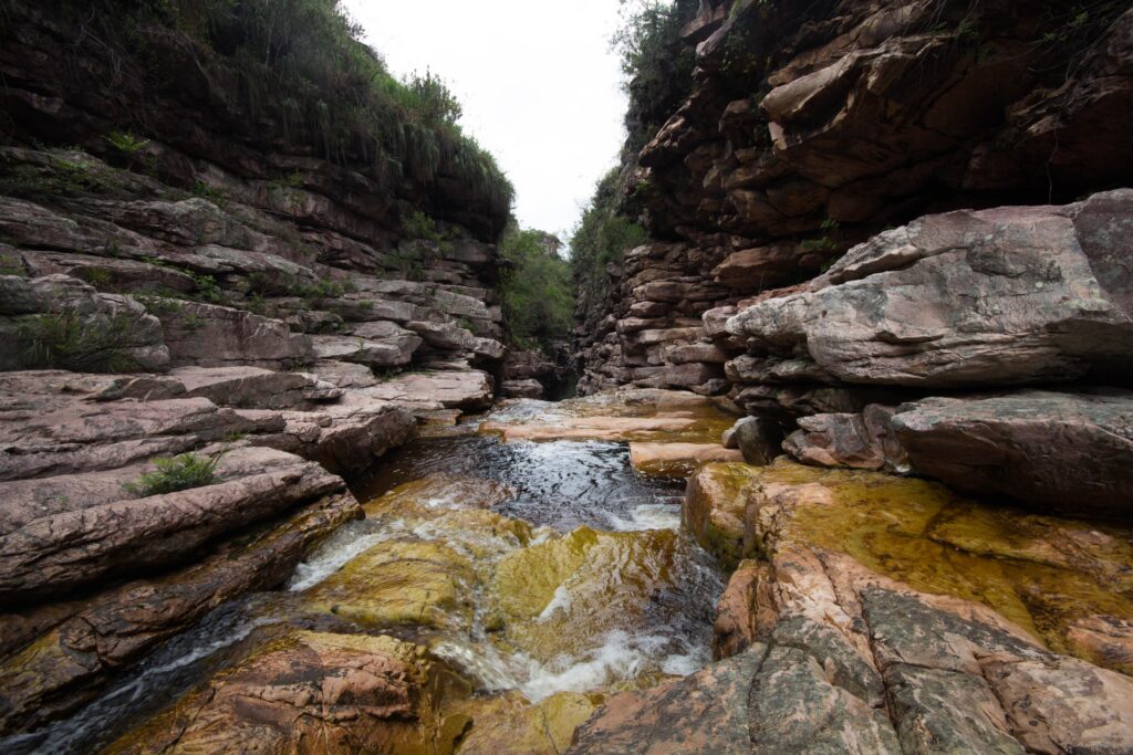Água correndo entre rochas na Chapada Diamantina
