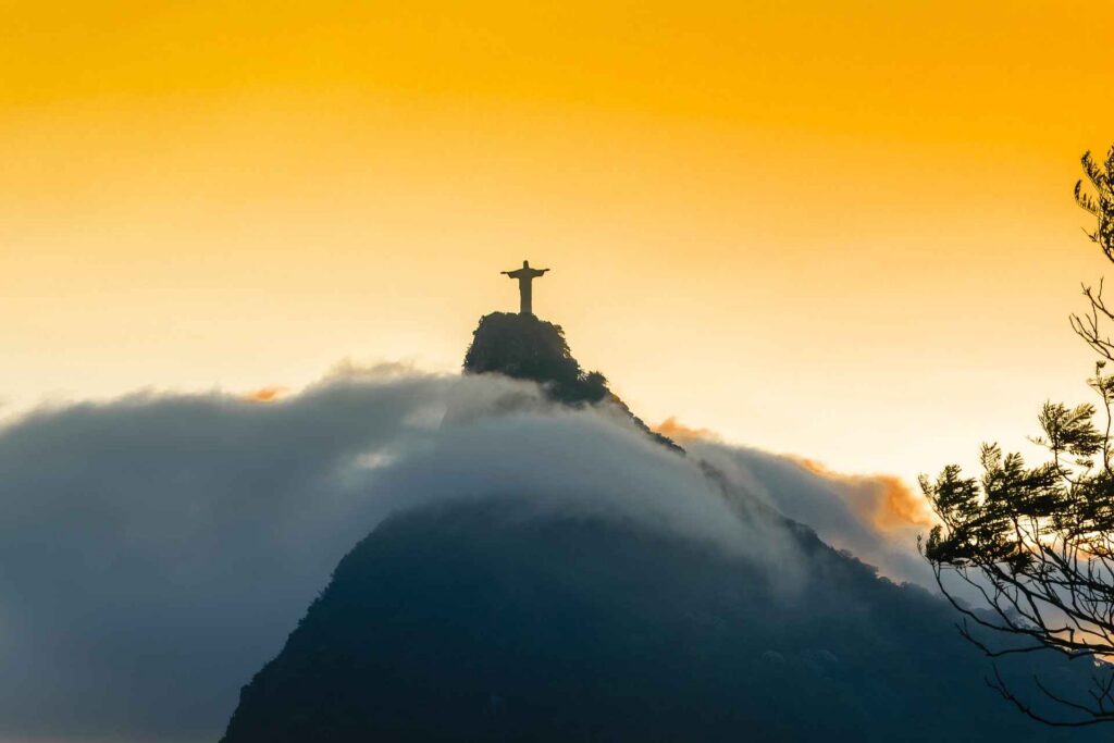 Rio de Janeiro e Belo Horizonte com paisagem de montanhas ao fundo